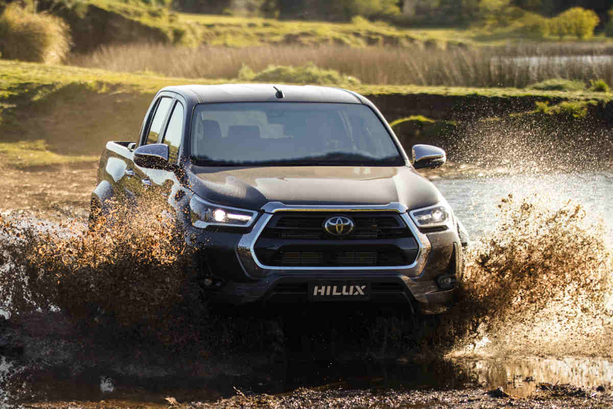 La nueva Toyota Hilux SRX 2024 en el barro