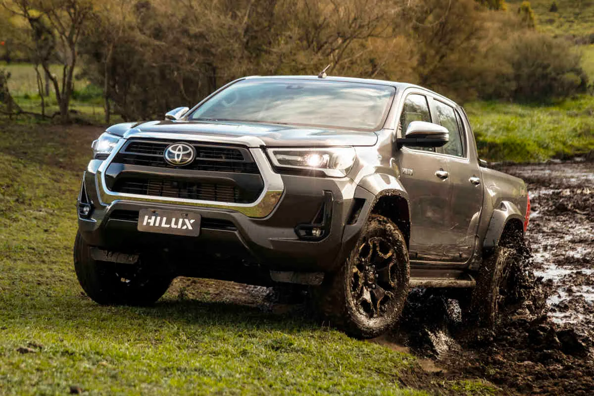 La nueva Toyota Hilux SRX 2024 saliendo del barro