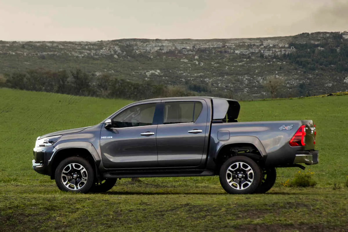 El lateral de la nueva Toyota Hilux SRX 2024