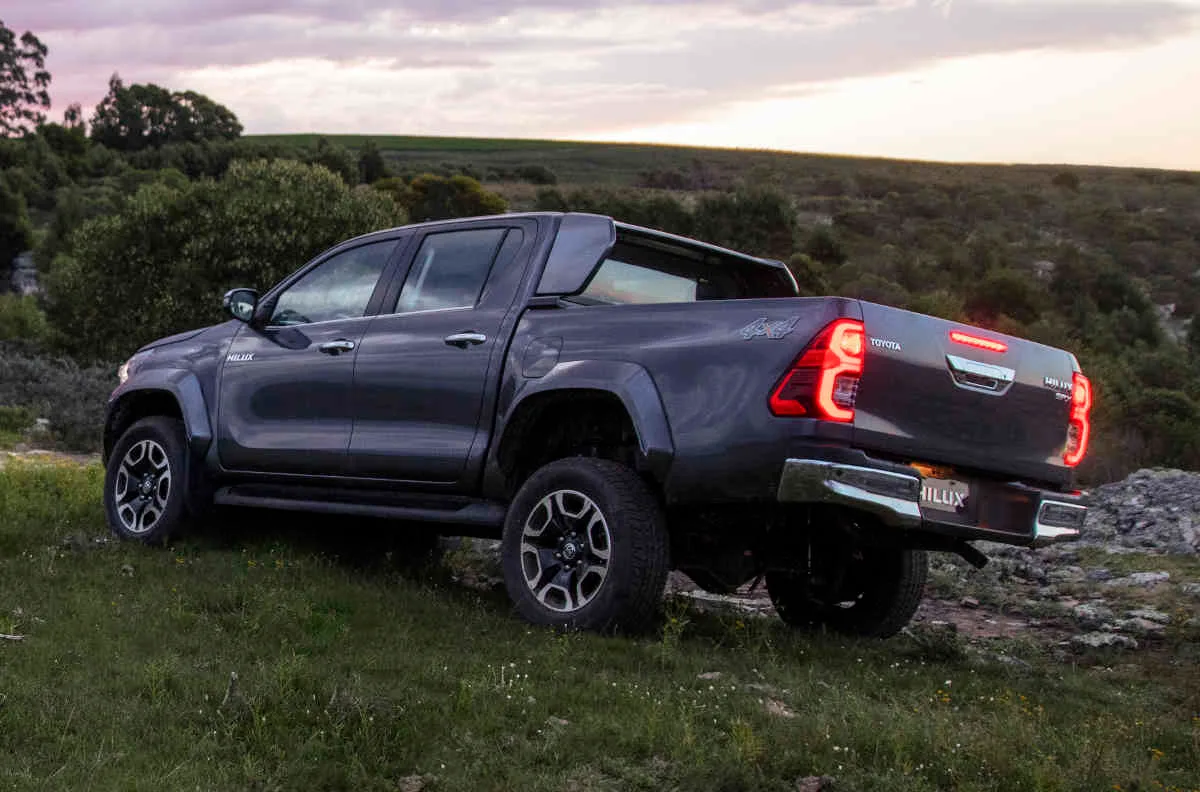 El sector trasero de la nueva Toyota Hilux SRX 2024
