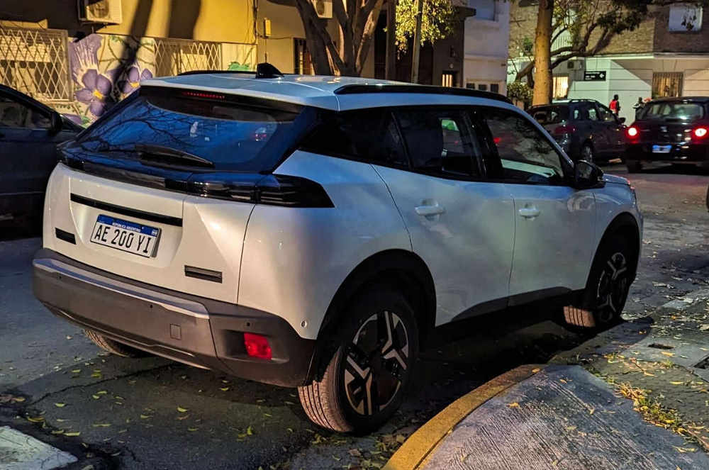 peugeot 2008 espia argentina atras