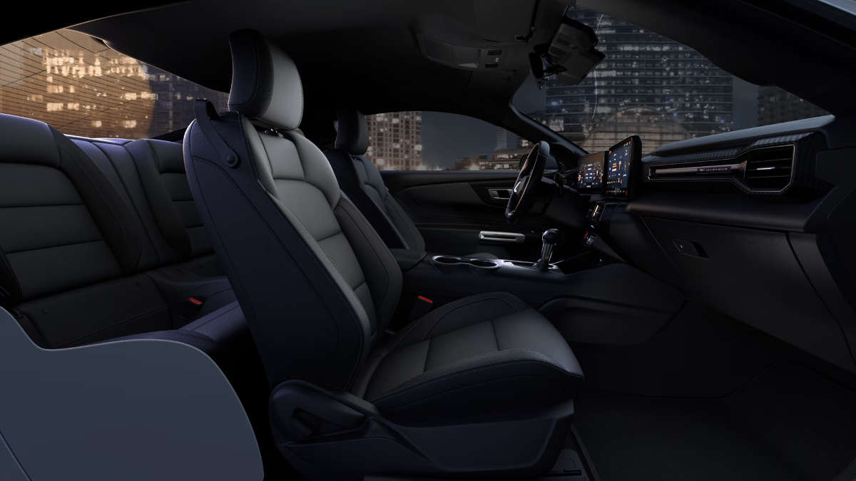 Ford Mustang EcoBoost Fastback 2025 asientos